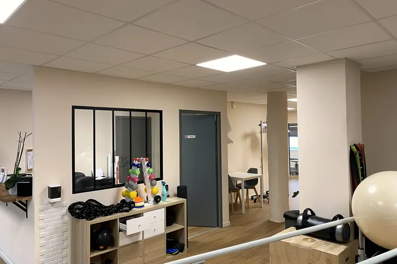 Le couloir des salles de soin, ouvert sur le plateau de rééducation