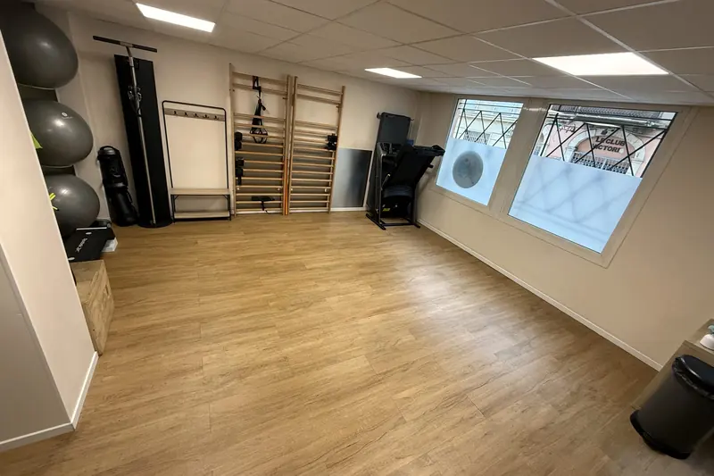 La grande salle du cabinet, avec ses espaliers, où ont lieu les cours de Pilates