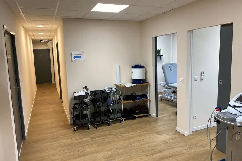 Le couloir des salles de soin et le chariot d'appareils