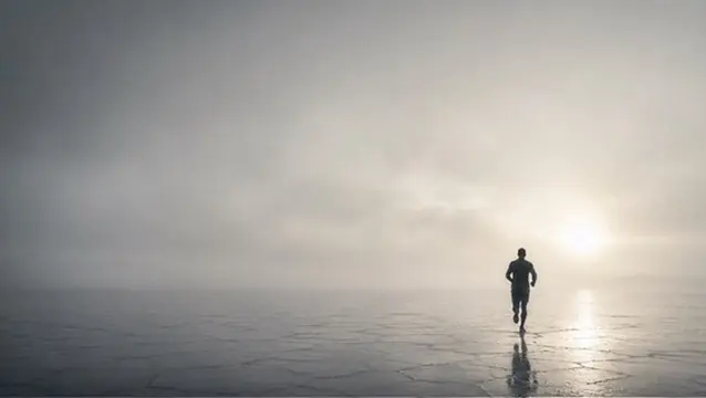 Un coureur sur une étendue de sel, à l'aube
