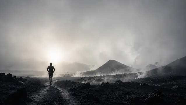 Un coureur sur une piste en terrain volcanique